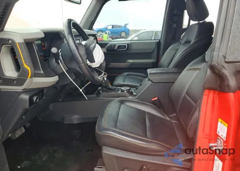 2023 Ford Bronco Base z USA, uszkodzony, nr VIN 1FMEE5DH8PLB33825